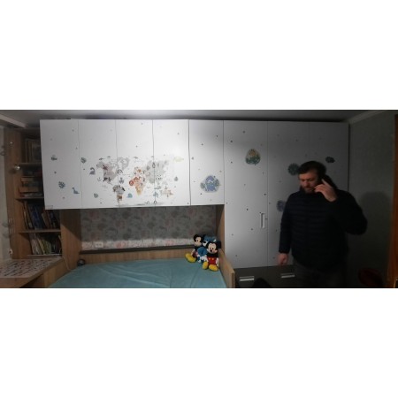 Mobilă pentru cameră copii în stil modern, cu design ergonomic, culori plăcute și spații de depozitare funcționale, realizată din materiale sigure și durabile